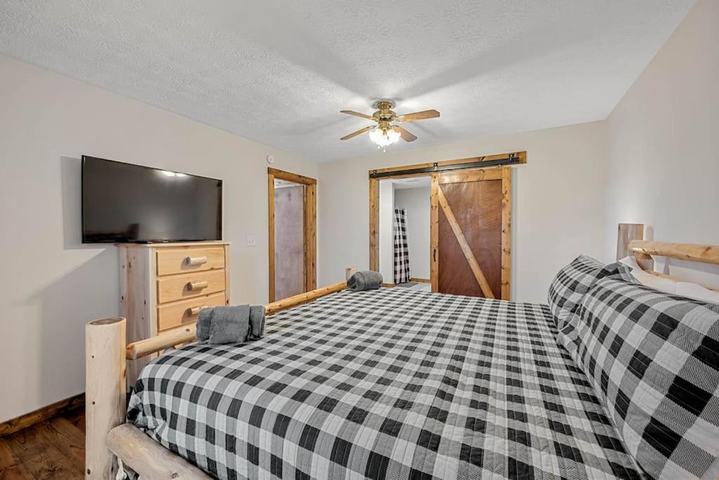 Dog Friendly! Views! Hot Tub! Close To Pf! Gsmnp Sevierville Bagian luar foto