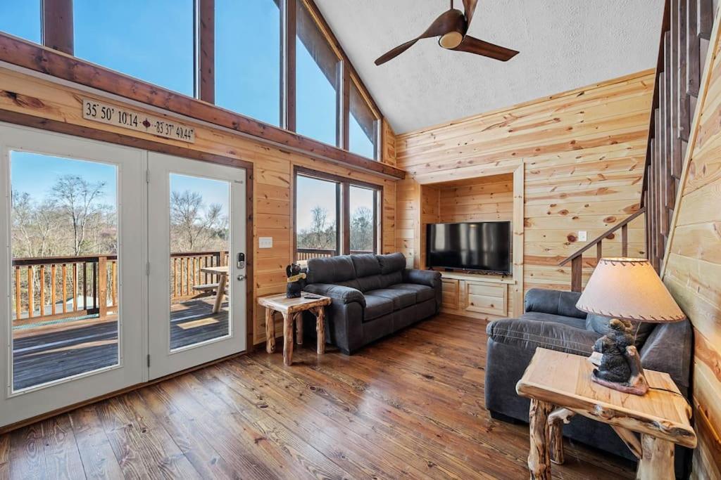 Dog Friendly! Views! Hot Tub! Close To Pf! Gsmnp Sevierville Bagian luar foto